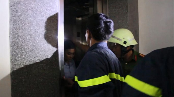 Da Nang: Canh sat pha cua cuu co gai mac ket trong thang may hinh anh 2