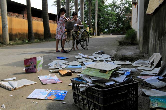 Ha Noi: Hoc sinh mang sach vo ngap nuoc lu phoi ben duong hinh anh 6