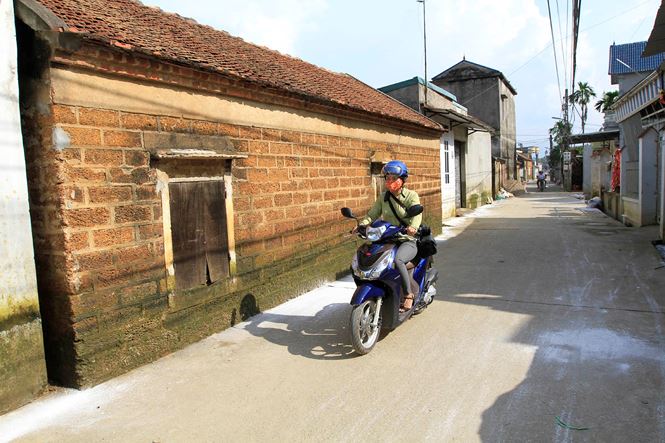 Ha Noi: Hoc sinh mang sach vo ngap nuoc lu phoi ben duong hinh anh 3