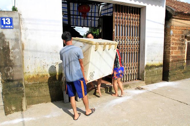 Ha Noi: Hoc sinh mang sach vo ngap nuoc lu phoi ben duong hinh anh 9