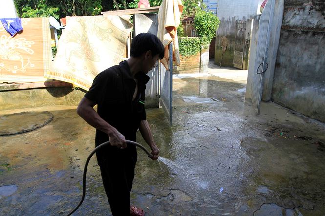 Ha Noi: Hoc sinh mang sach vo ngap nuoc lu phoi ben duong hinh anh 7