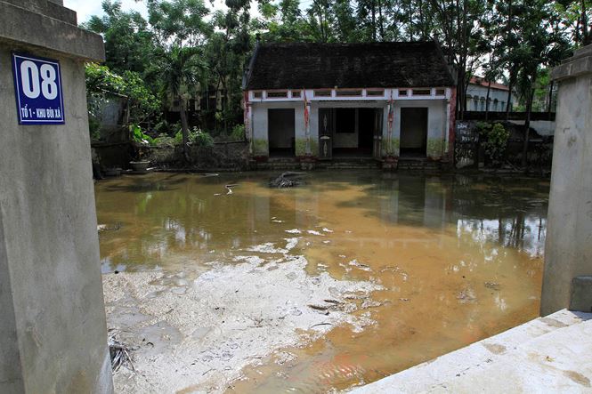 Ha Noi: Hoc sinh mang sach vo ngap nuoc lu phoi ben duong hinh anh 5