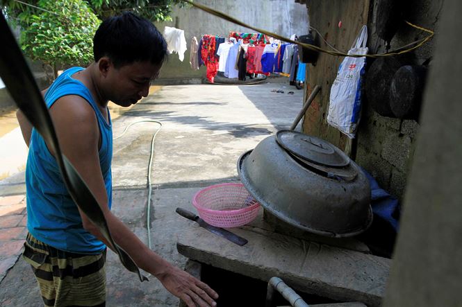 Ha Noi: Hoc sinh mang sach vo ngap nuoc lu phoi ben duong hinh anh 8