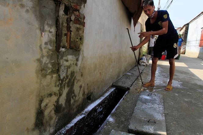 Ha Noi: Hoc sinh mang sach vo ngap nuoc lu phoi ben duong hinh anh 11