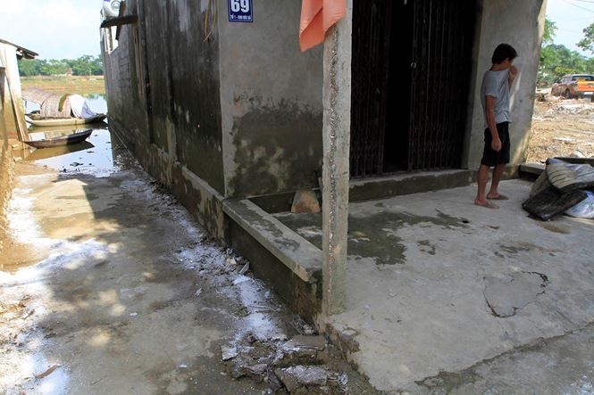 Ha Noi: Hoc sinh mang sach vo ngap nuoc lu phoi ben duong hinh anh 13