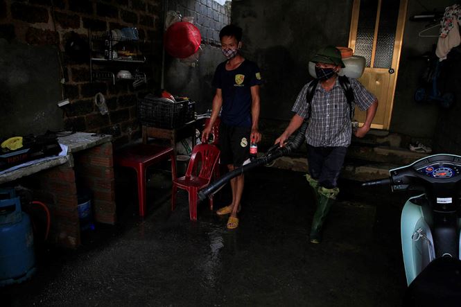 Ha Noi: Hoc sinh mang sach vo ngap nuoc lu phoi ben duong hinh anh 10