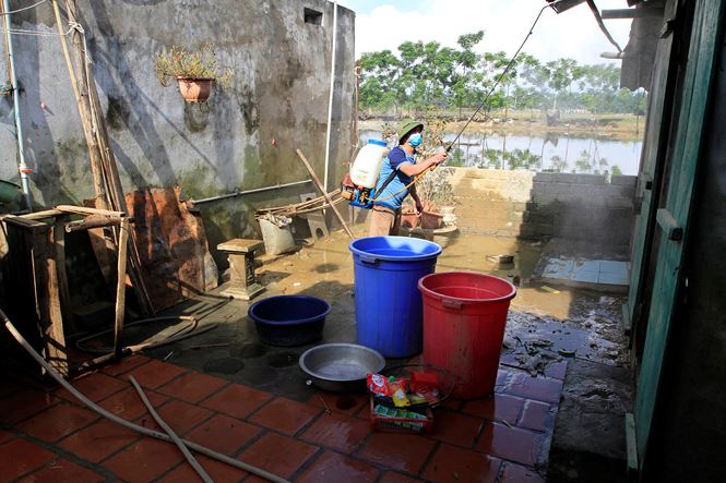 Ha Noi: Hoc sinh mang sach vo ngap nuoc lu phoi ben duong hinh anh 12