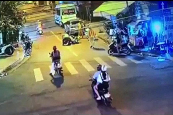 CSGT bi nguoi vi pham danh ngay giua pho hinh anh 1