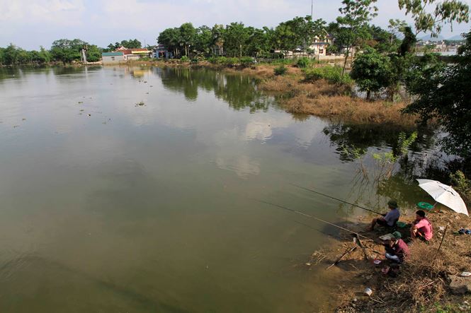 Ha Noi: Hoc sinh mang sach vo ngap nuoc lu phoi ben duong hinh anh 1
